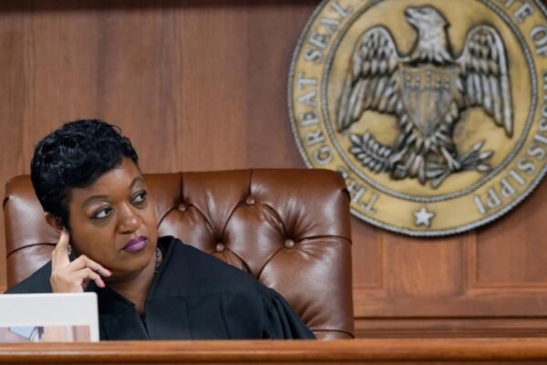 Mississippi judge annuls his order that a newspaper eliminates his editorial criticizing local leaders Mississippi judge annuls his order that a newspaper eliminates his editorial criticizing local leaders