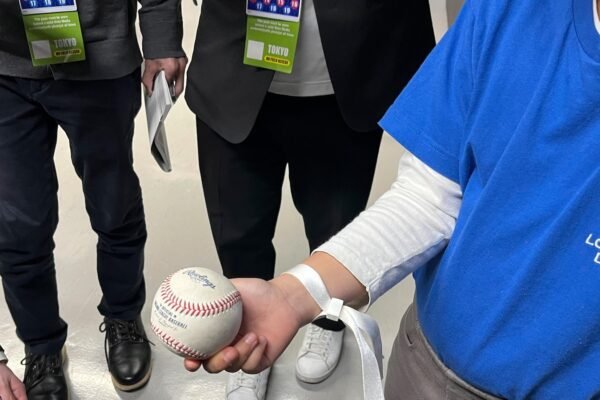 A 10 -year -old boy in Tokyo ended the first home run of the Shohei Ohtani season