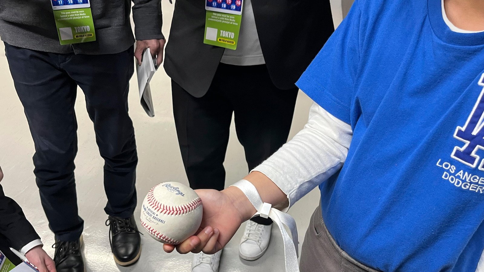 A 10 -year -old boy in Tokyo ended the first home run of the Shohei Ohtani season