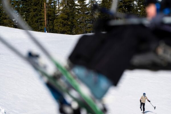 Amputeados veterans of the Ukrainian war learn adaptive skiing in Oregon