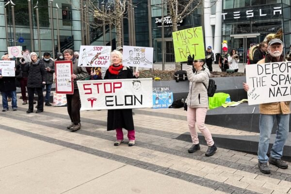 Anti-Doge protests in Tesla stores are directed to the final result of Elon Musk