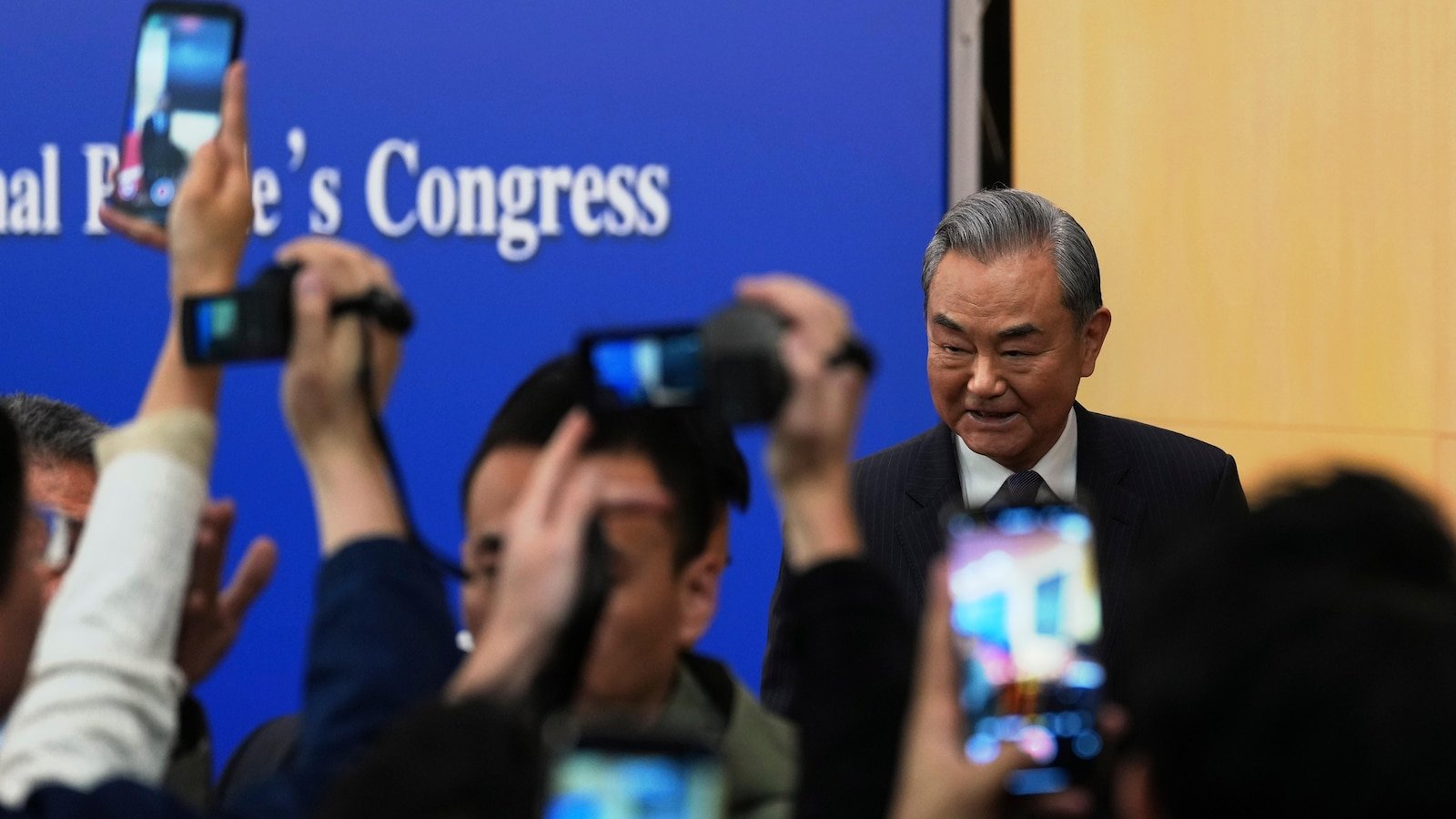 China's Foreign Minister explies to the United States for rates at the meeting with journalists
