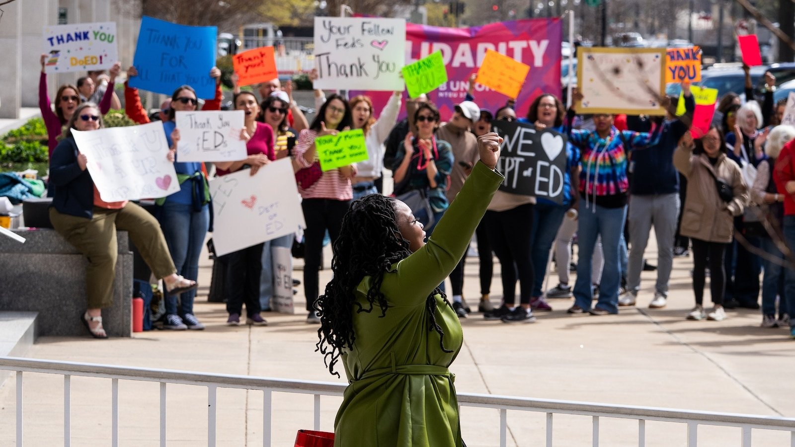 'Clap-Outs' of the Department of Emotional Education celebrates federal deceased employees