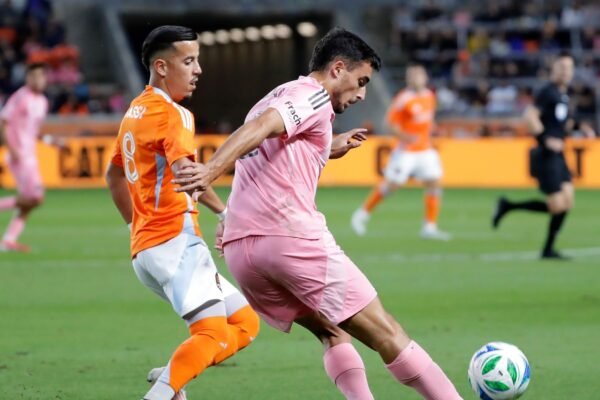 Fablasco Segovia and Luis Suarez are combined for 3 goals, 4 assists, Miami beat Dynamo 4-1