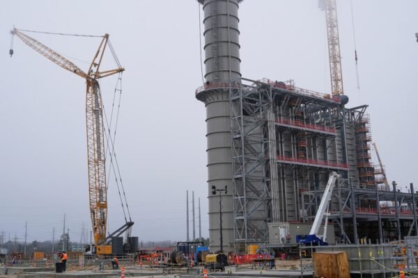 Facing the competition of the great technology, the states hang incentives and loosen the laws to attract energy plants