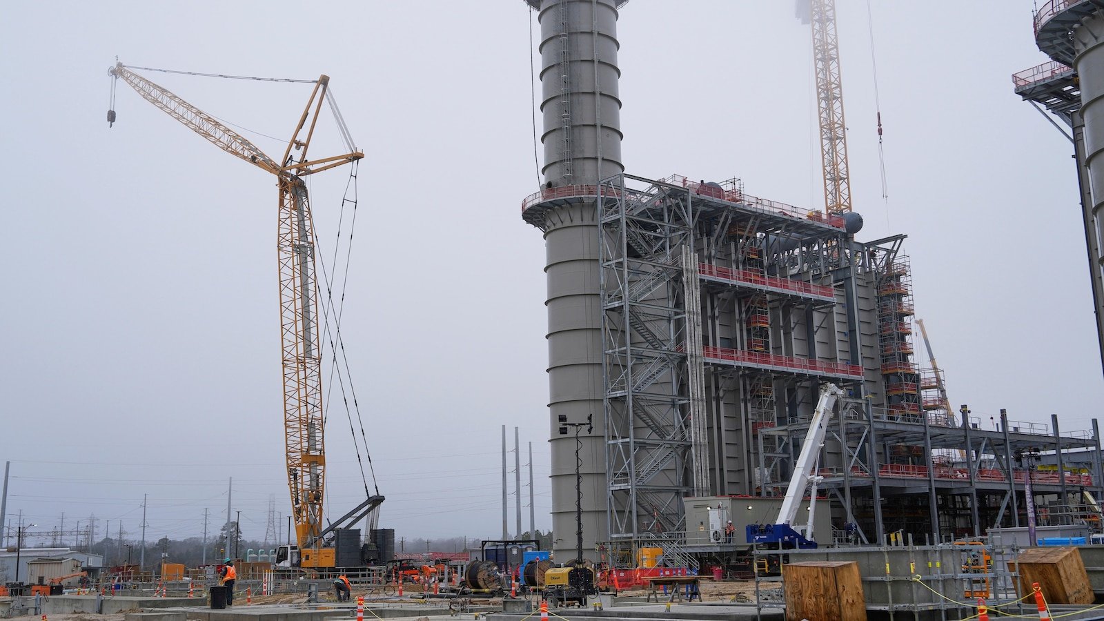 Facing the competition of the great technology, the states hang incentives and loosen the laws to attract energy plants