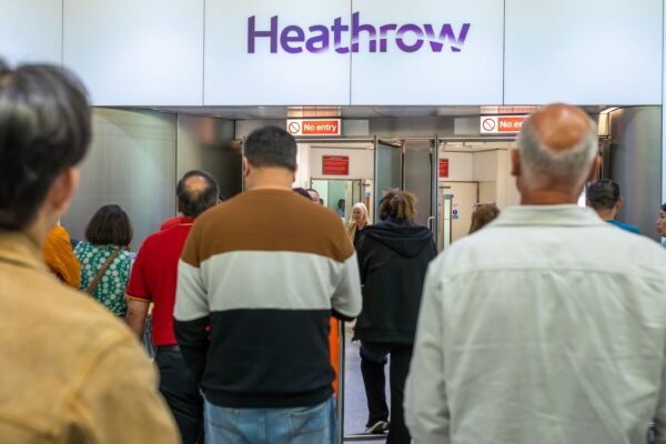 Fire in London Electrical substation closes the Heathrow Airport