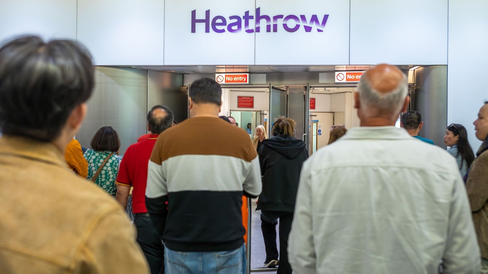 Fire in London Electrical substation closes the Heathrow Airport