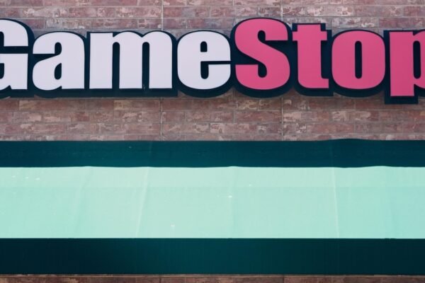 Gamestop collapses as his plan to sell debt to finance Bitcoin's purchases raises questions