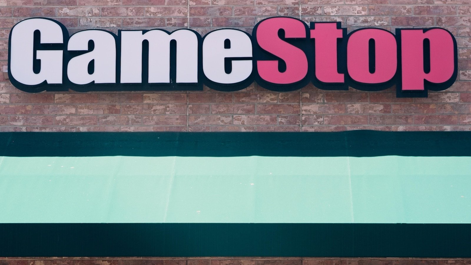 Gamestop collapses as his plan to sell debt to finance Bitcoin's purchases raises questions