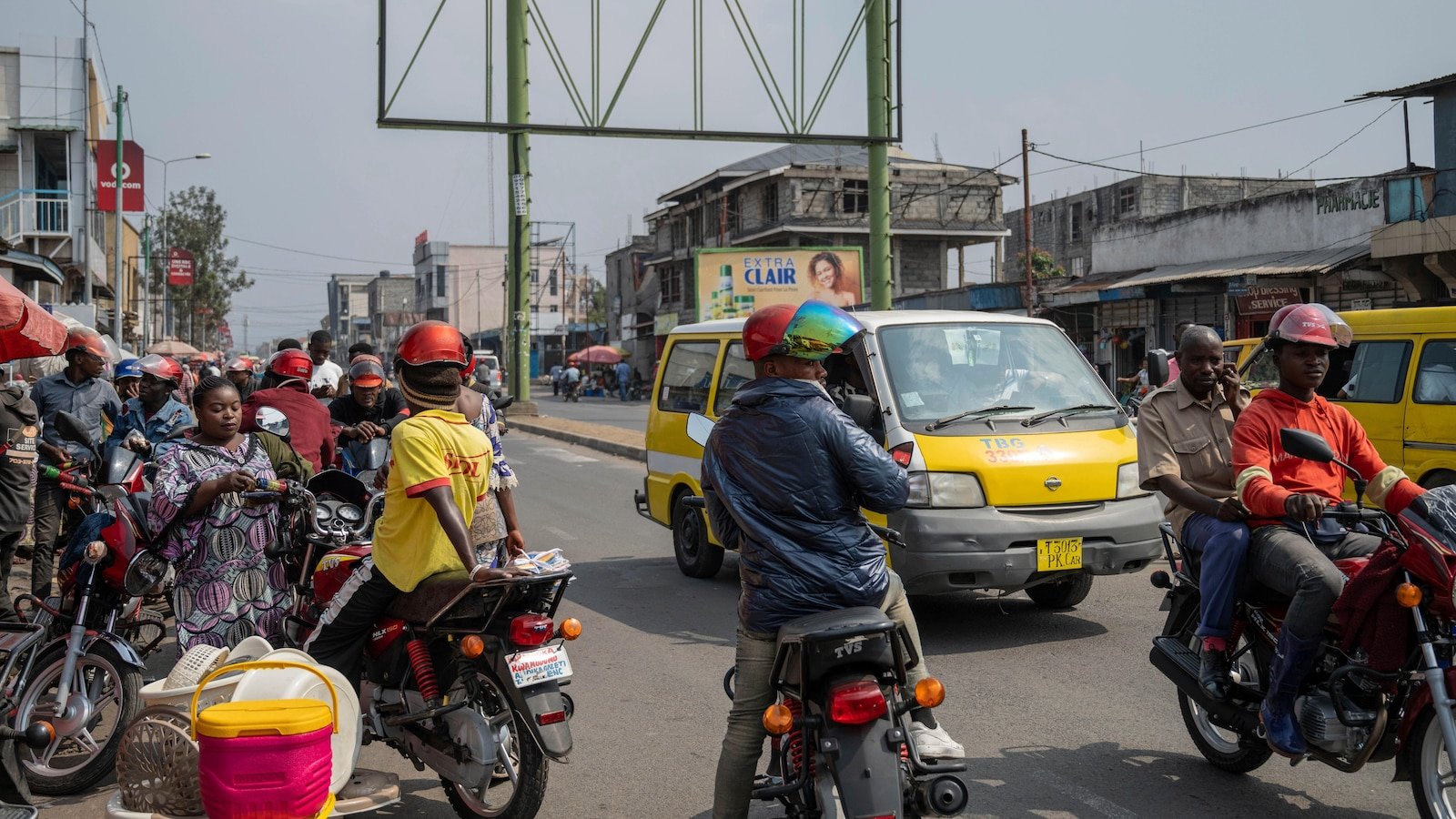It has been a month since the rebels confiscated a city of the Eastern Congo. Rubber residents say they are fighting