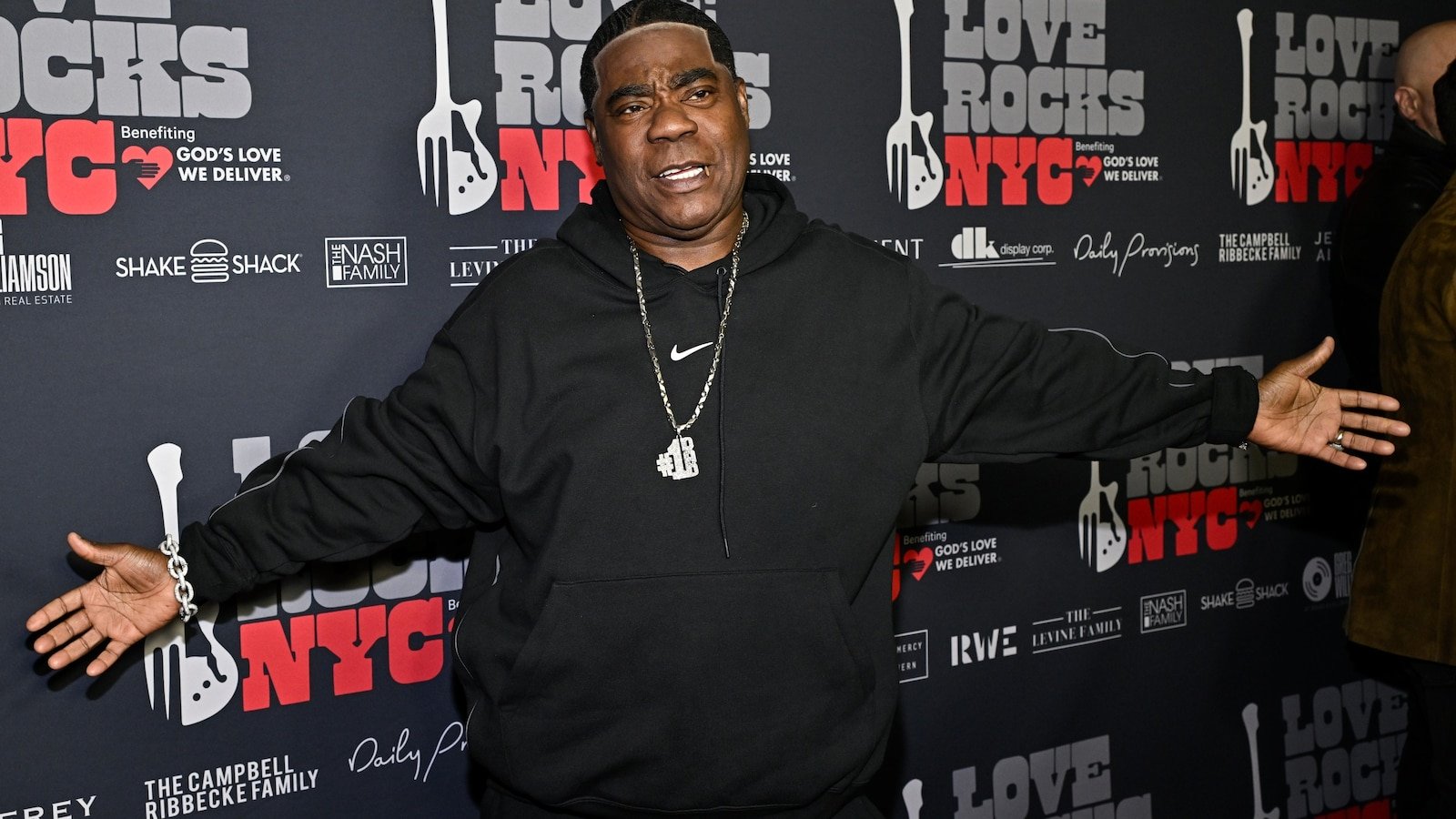 Knicks game is delayed after Tracy Morgan gets sick in Madison Square Garden