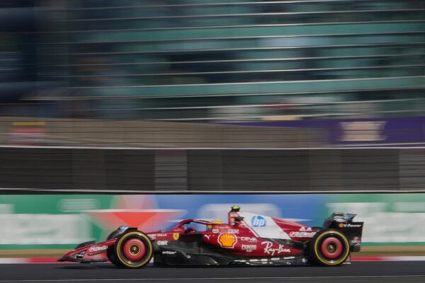 Lewis Hamilton wins Sprint pole on China's days after a disappointing debut of F1 for Ferrari