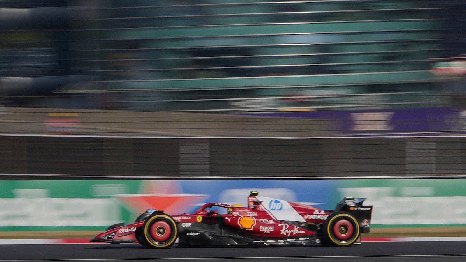 Lewis Hamilton wins Sprint pole on China's days after a disappointing debut of F1 for Ferrari