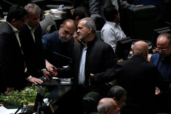 Minister of Economy of the Parliament of Iran for the Rial of tight, the mismanagement