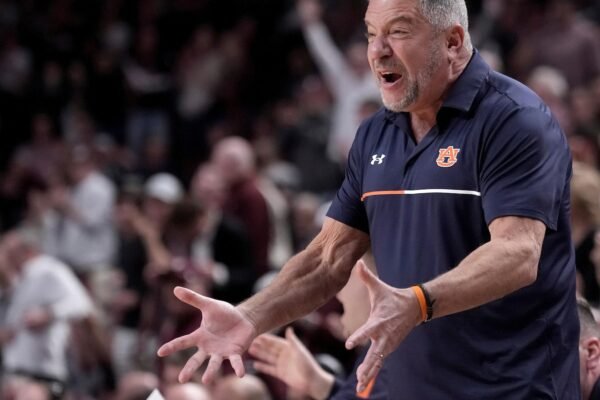 No. 1 AUBURN falls 83-72 to No. 22 Texas A&M behind the 19 Zhuric Phelps points