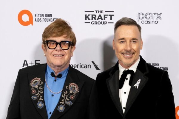 Oscar winners, and losers, laugh, drink and dance together in the companies after