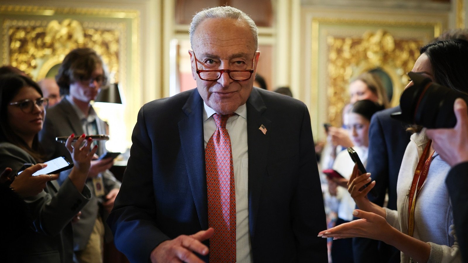 Schumer announces that he will vote to maintain the open government, probably avoiding closure