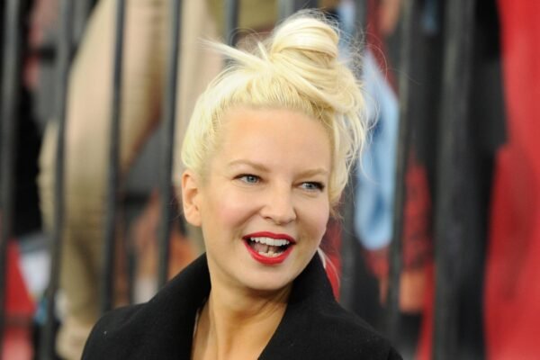 Sia archiva for the divorce of the husband Daniel Bernard almost 2 years after marriage