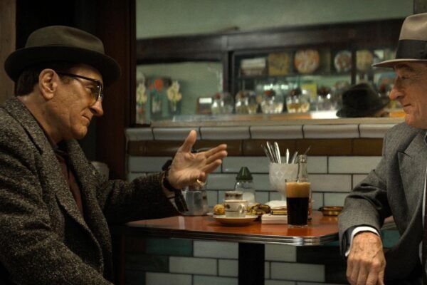 'Snow White' opens with $ 43 million at the box office, "Alto Knights" a total failure