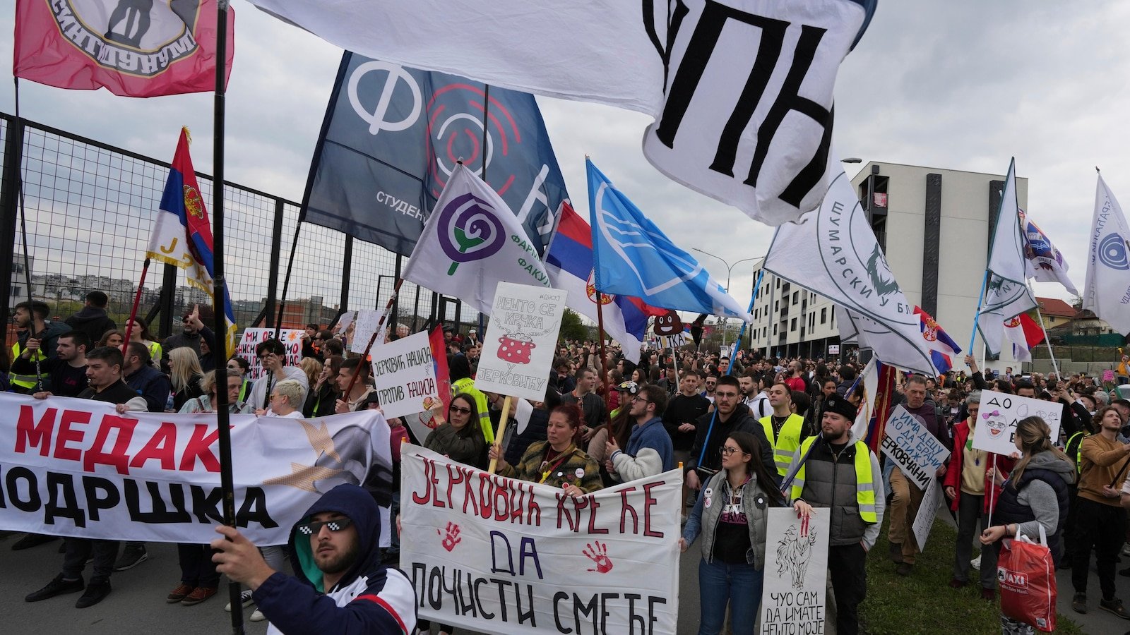 Students who protest in Serbia manifest outside the pro -government media and the 'decontamination' of stage