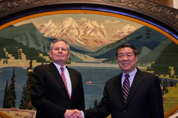 The American senator and supporter of Trump, Daines meets the Chinese vice president, he with warm exchanges