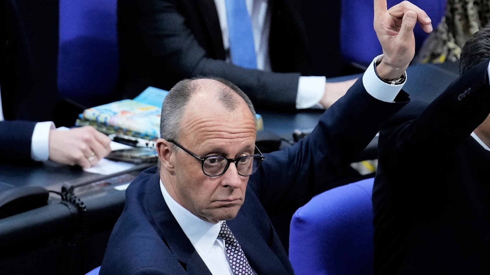 The German Parliament gives the final approval to the large defense and loan package