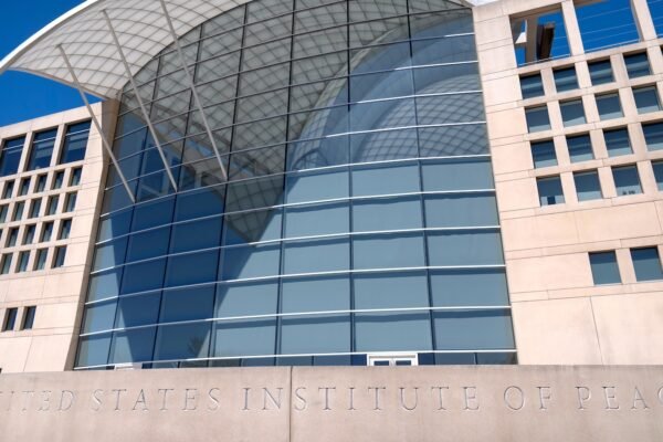 The majority of the workers of the US Peace Institute. UU. They receive news from their mass shot