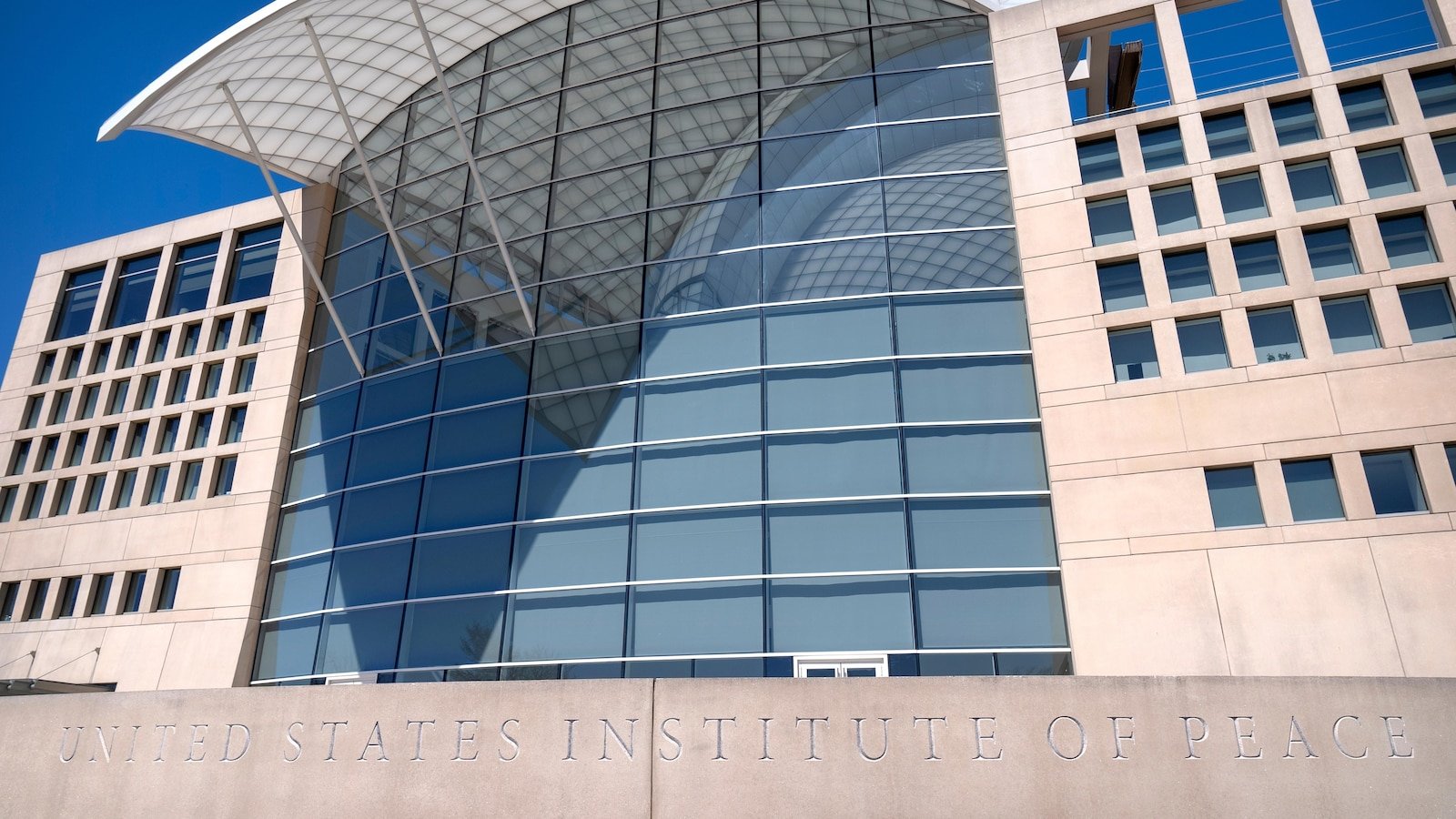 The majority of the workers of the US Peace Institute. UU. They receive news from their mass shot