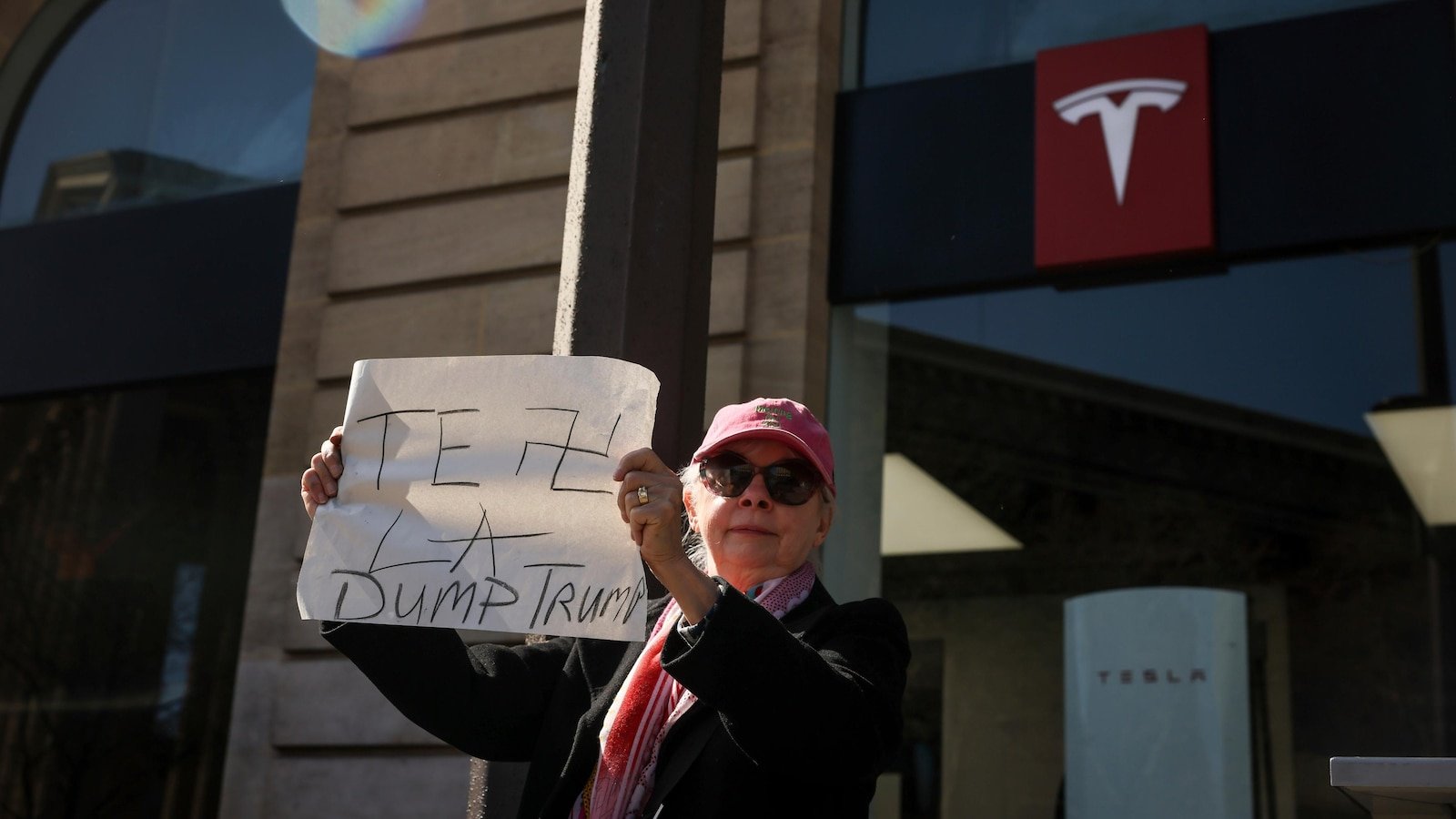 The protesters who rebel against the purge of Elon Musk of the US Government.