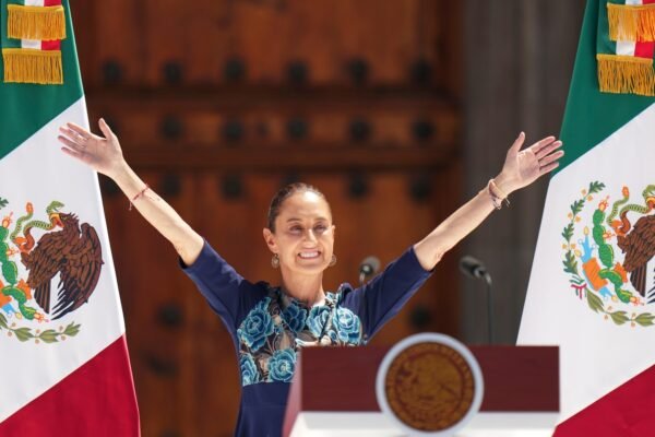 Thousands of Mexicans join with the president to celebrate the United States's decision to delay tariffs