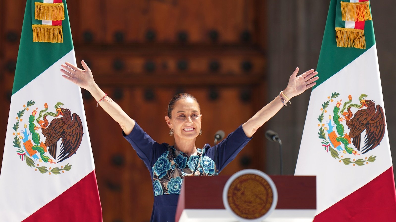 Thousands of Mexicans join with the president to celebrate the United States's decision to delay tariffs