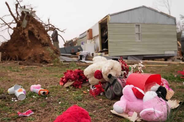 Tornados, forest fires and blinding dust that cross us while the mass storm leaves at least 32 dead