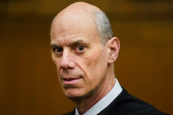 Trump insults the federal judge in the midst of the legal battle on deportation flights