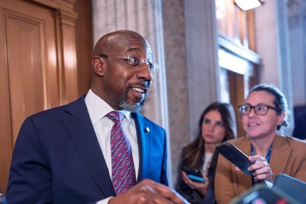 Trump signs a bill that finances the government for 6 months, avoiding a closure