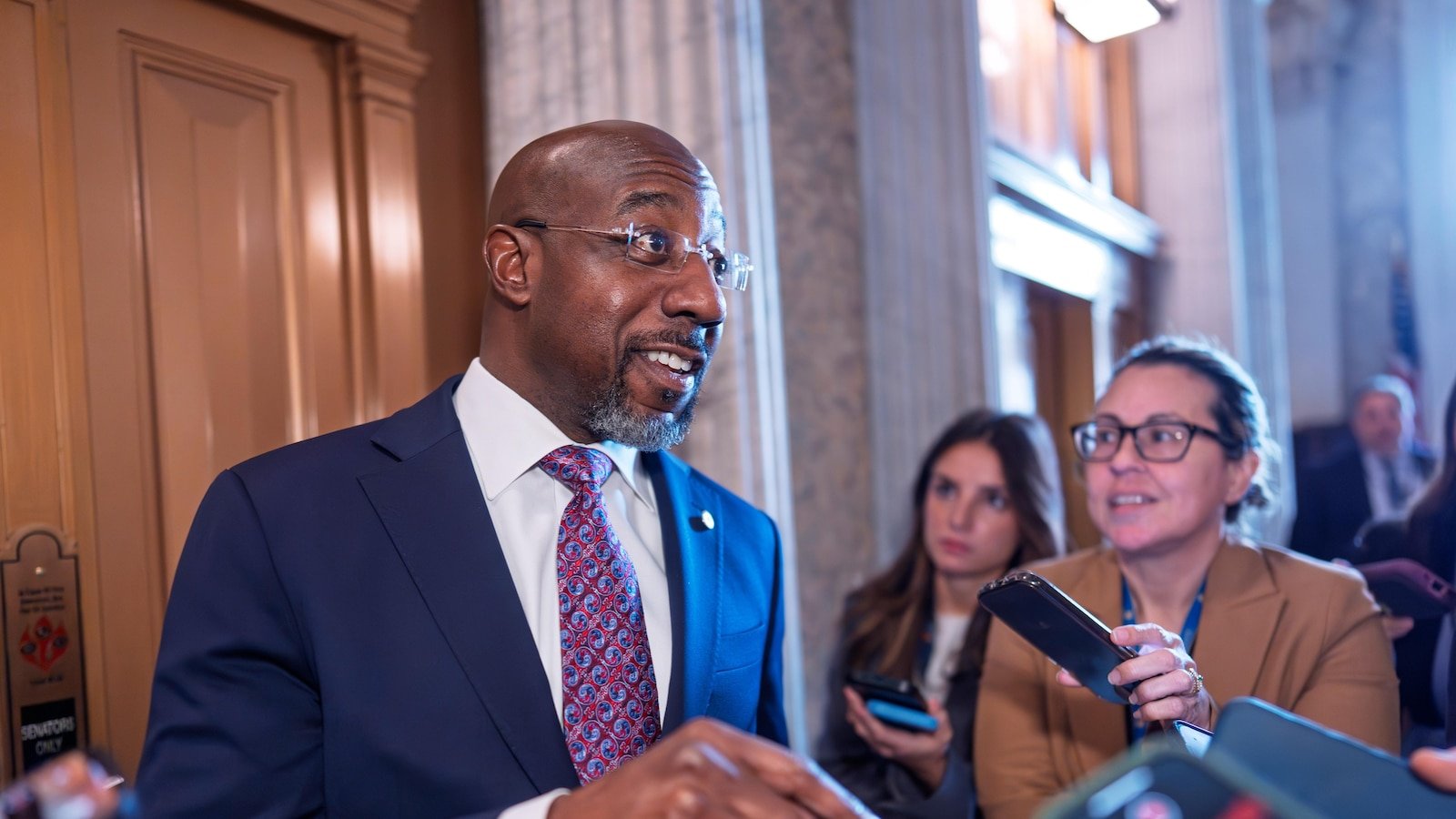 Trump signs a bill that finances the government for 6 months, avoiding a closure