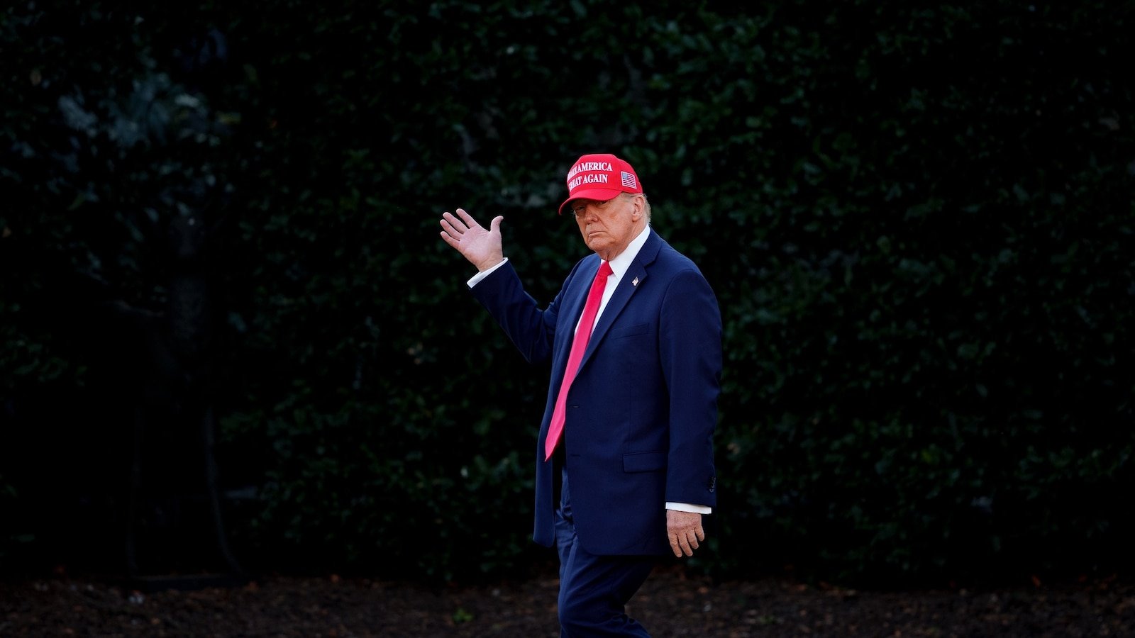 Trump updates Live Live Aptination: Trump to discuss Ukraine with national security advisors