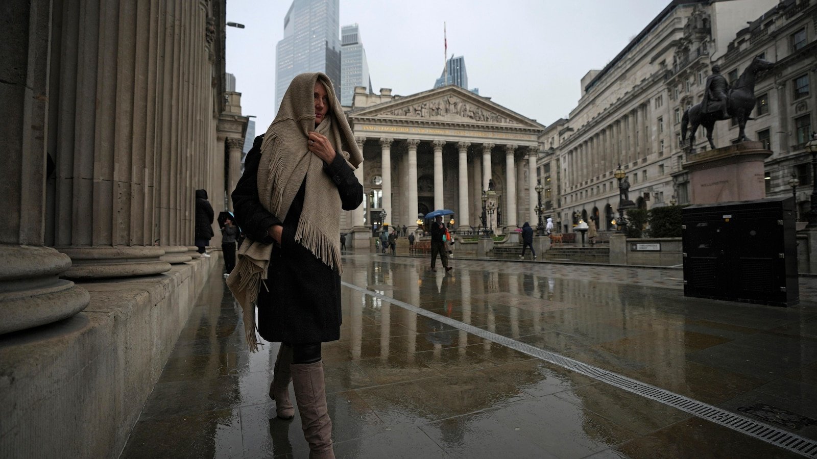 With uncertain outlook, the Bank of England joins the United States fed to put interest rates