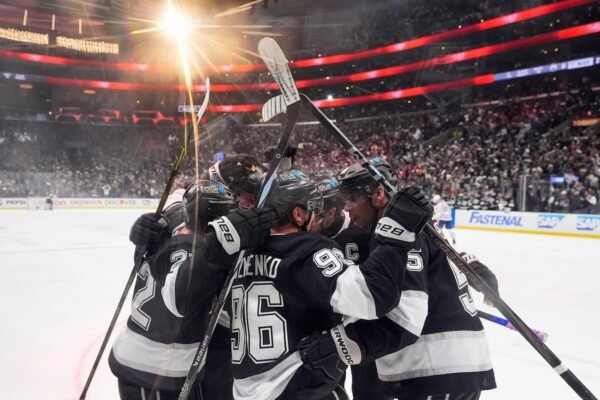 Adrian Kempe leads the offensive wave of the Kings in a 6-2 victory over Oilers for an advantage of the 2-0 series