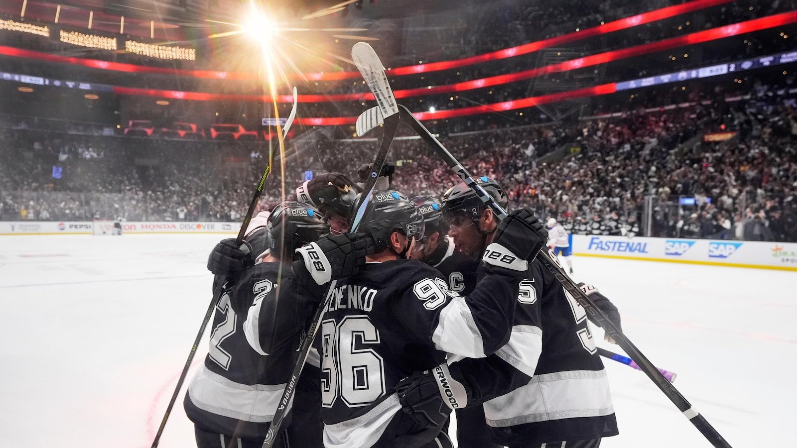 Adrian Kempe leads the offensive wave of the Kings in a 6-2 victory over Oilers for an advantage of the 2-0 series
