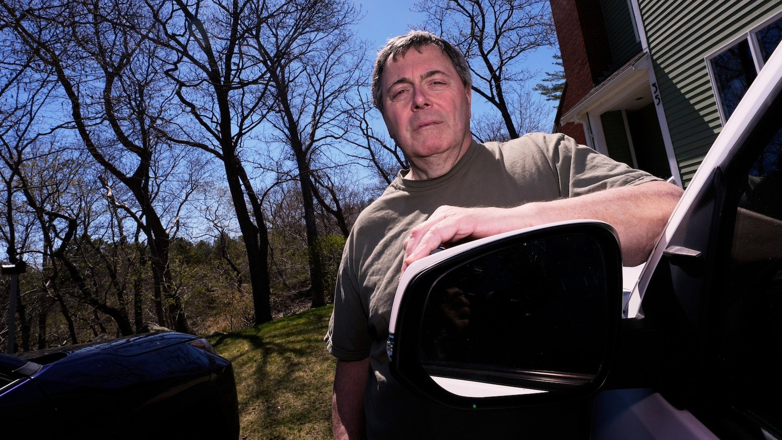Despite broken cars mirrors, Mass's residents. They take the invasion of carpenter birds calmly