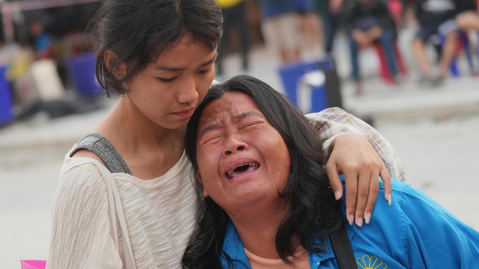 Families expect news from missing workers in the collapse of the Bangkok building site building