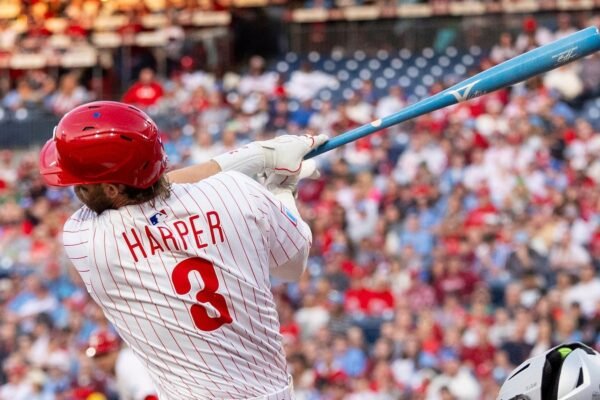 He is a child! Phillies Slugger Bryce Harper USA Blue Bat to point out the creative revelation of gender gender for babies