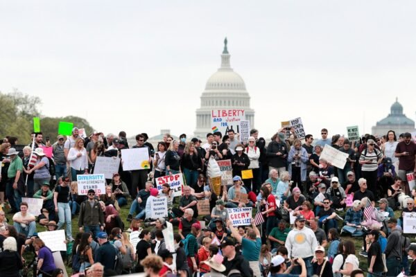 Huge crowds gather in "hands outside" manifestations throughout the country in protest for the Trump administration