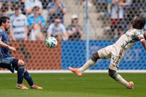 Kevin Kelsy scores in each half to take Timbers to 4-2 Victoria on Sporting Kc