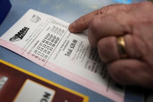 Mega Millions tickets increase to $ 5, but the lottery promises more giant boats