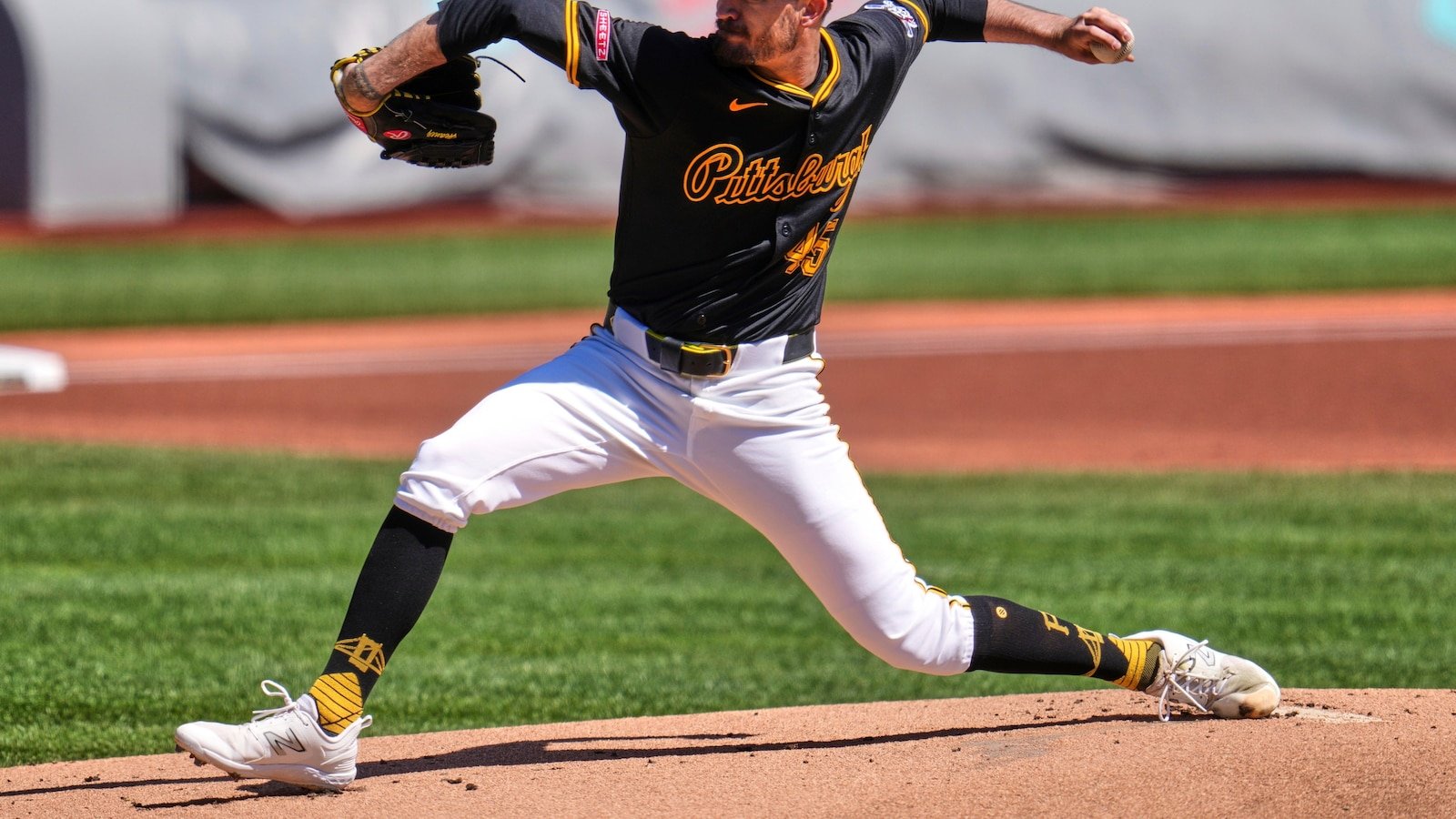 Oneil Cruz Homers for the second consecutive game as pirates in white 1-0