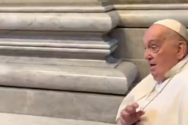 Pope Francis makes a surprise appearance in the Basilica of San Pedro