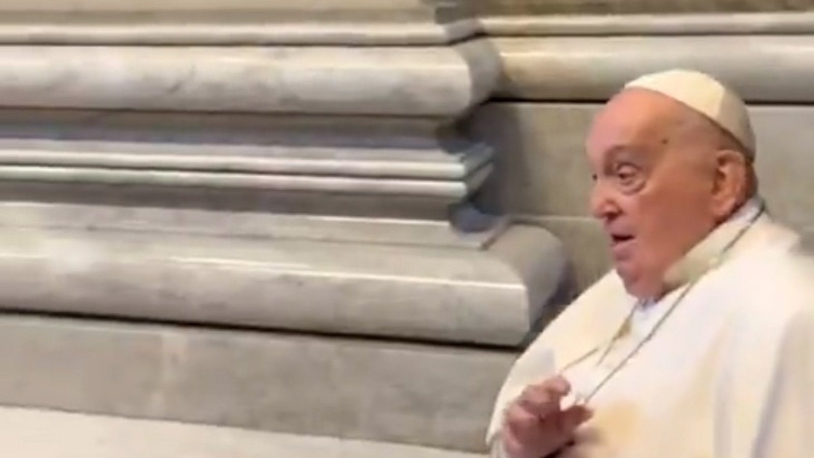 Pope Francis makes a surprise appearance in the Basilica of San Pedro