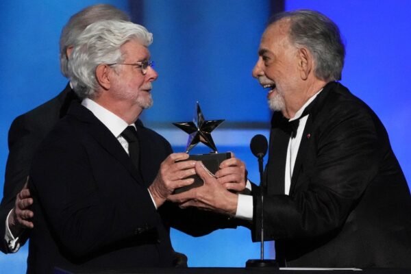 Spielberg, from Niro, Freeman Alabado Francis Ford Coppola while accepting the AFI Life Achievement Award